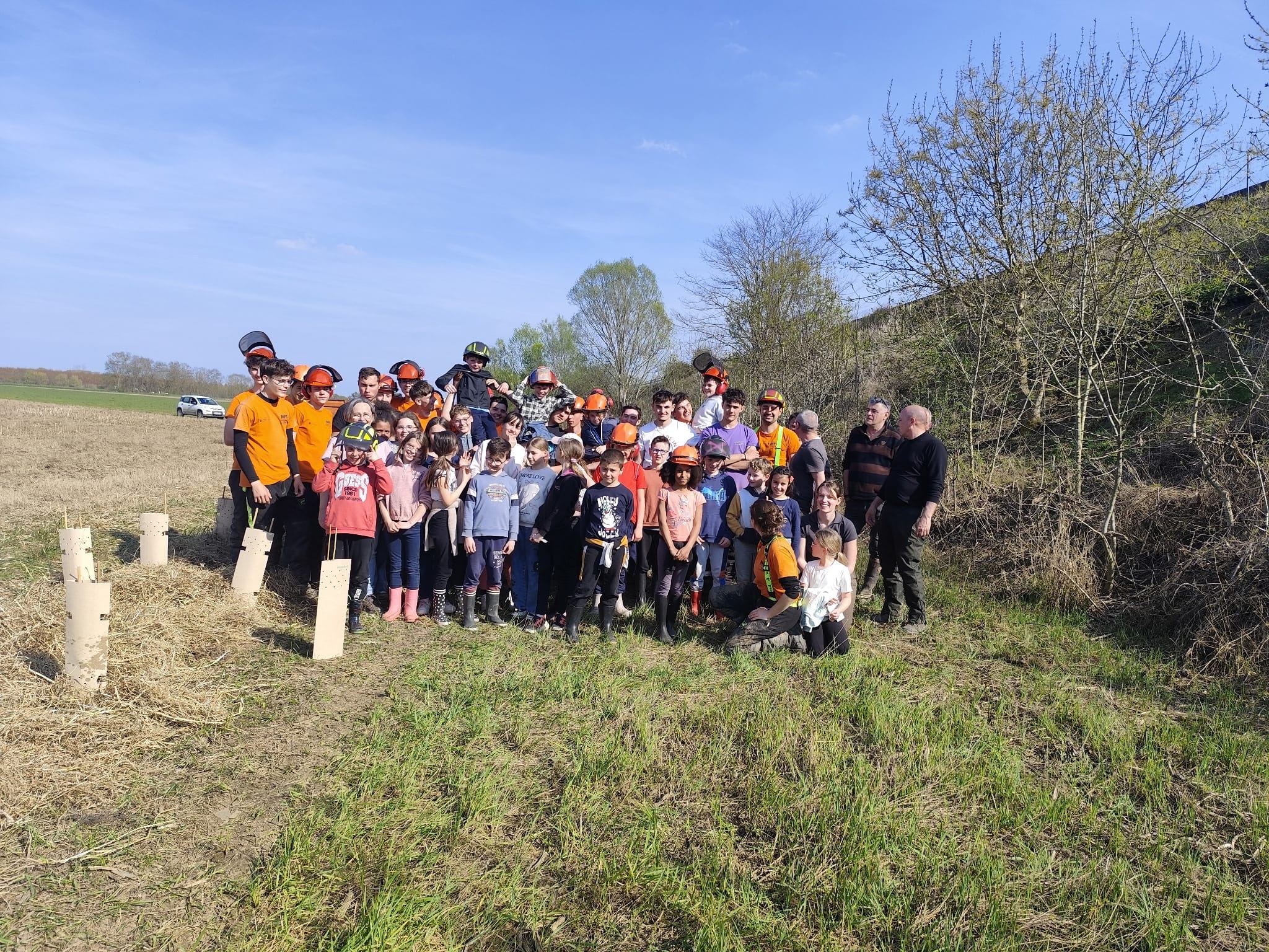 Élèves en Bac Pro GMNF de la MFR d’Anse réalisant un chantier de plantation pour la biodiversité à Grièges dans le cadre du programme Agribiodiv’E